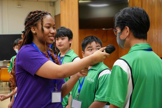 港大學生導師鼓勵學員以英語發表意見